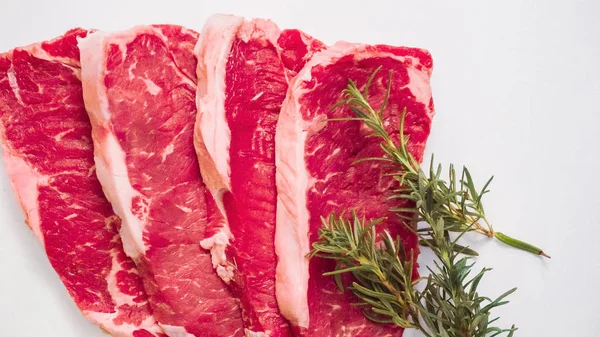 Ham New York şerit biftek ağaç kesme tahtası.