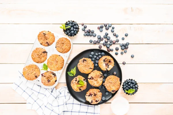 Düz Yatıyordu Organik Malzemelerle Hazırlanan Yapımı Blueberry Muffins — Stok fotoğraf