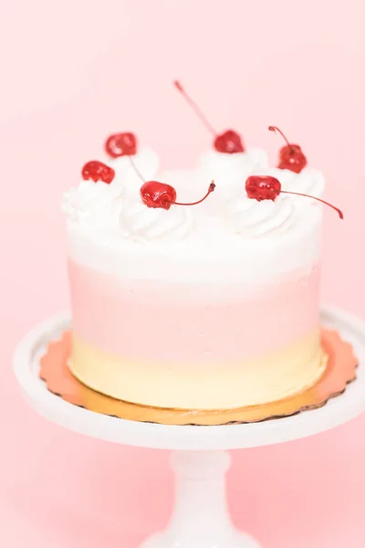 Geburtstag Spumoni Kuchen Auf Rosa Hintergrund — Stockfoto