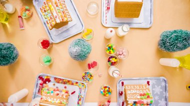 Düz yatıyordu. Noel dekorasyon küçük gösterişli evler çocuklar parti zanaat.