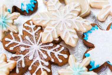 Kraliyet şekeriyle süslenmiş Noel kurabiyeleri..