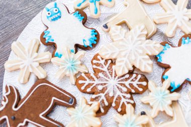 Kraliyet şekeriyle süslenmiş Noel kurabiyeleri..