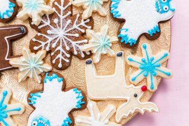 Kraliyet şekeriyle süslenmiş Noel kurabiyeleri..