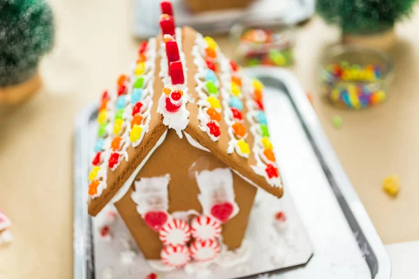 Kinder Schmücken Kleine Lebkuchenhäuser Bei Der Weihnachtsbastelparty — Stockfoto