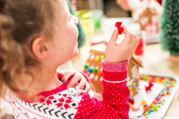 Crianças Decorando Pequenas Casas Gengibre Festa Artesanato Natal — Fotografia de Stock
