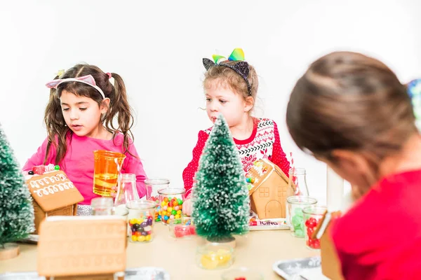 Kinder Schmücken Kleine Lebkuchenhäuser Bei Der Weihnachtsbastelparty — Stockfoto