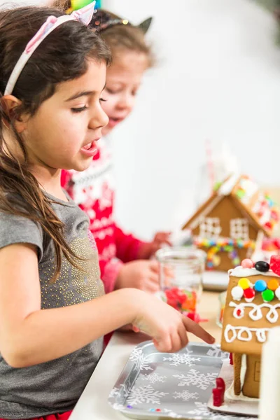 Kinderen Versieren Kleine Ontbijtkoek Tijdens Kerst Huizen Ambachtelijke Partij — Stockfoto