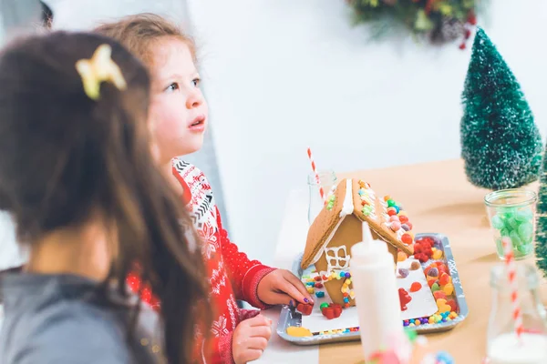 Kinder Schmücken Kleine Lebkuchenhäuser Bei Der Weihnachtsbastelparty — Stockfoto