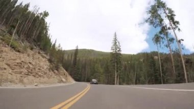 Denver, Colorado, ABD-Mayıs 27, 2018 - Rocky Dağı Milli Parkı'nda döşeli yolda sürüş.