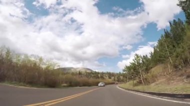 Denver, Colorado, ABD-Mayıs 27, 2018 - Rocky Dağı Milli Parkı'nda döşeli yolda sürüş.