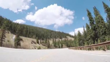 Denver, Colorado, ABD-Mayıs 27, 2018 - zaman atlamalı. Rocky Dağı Milli Parkı'nda döşeli yolda sürüş.