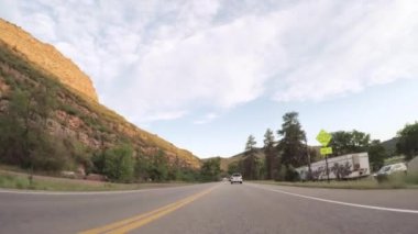 Estes Park, Colorado, ABD-Mayıs 27, 2018 - dağ yolda sürüş Estes Park ve Boulder arasında akşamları.