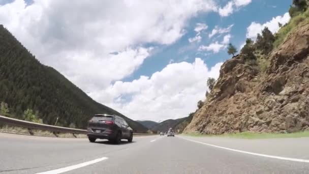 2018 デンバー コロラド州 山の高速道路の運転 — ストック動画