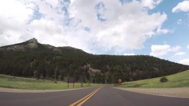 Guida Strada Asfaltata Nel Parco Nazionale Delle Montagne Rocciose — Video Stock