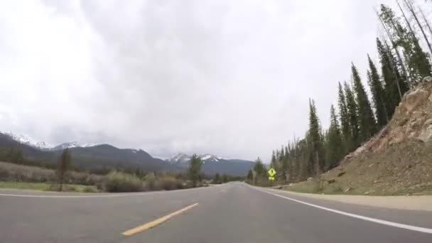 ロッキー山国立公園内の舗装道路で運転 — ストック動画