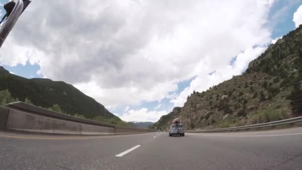 Fahren Auf Der Autobahn Den Bergen — Stockvideo