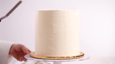 Beyaz buttercream buzlanma ile pembe ve mor pasta frosting Baker.