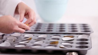 Kağıt cupcake gömlekleri ile astar cupcake tavada.