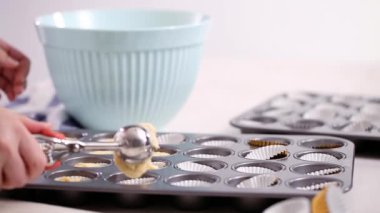 Cupcake gömlekleri içine vanilyalı kek hamuru scooping.