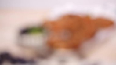 Fırın yaban mersinli kek tarçın ve Şeker Tepesi ile Out.