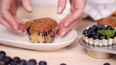 Fırın yaban mersinli kek tarçın ve Şeker Tepesi ile Out.