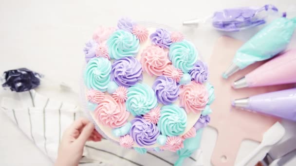 Flach Lag Piping Pastell Farbe Buttercreme Rosetten Auf Einem Weißen — Stockvideo