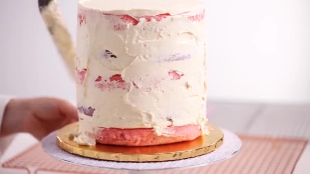 Baker Frosting Rosa Och Lila Tårta Med Vit Buttercream Isbildning — Stockvideo