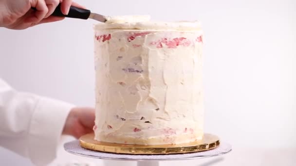 Пекарь Глазурь Розовый Фиолетовый Торт Белой Глазурью Сливочного Масла — стоковое видео