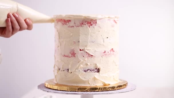 Пекарь Глазурь Розовый Фиолетовый Торт Белой Глазурью Сливочного Масла — стоковое видео