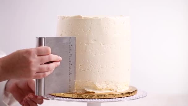 Baker Ζαχαροαλοιφή Κέικ Ροζ Και Μοβ Ένα Λευκό Buttercream Κερασάκι — Αρχείο Βίντεο