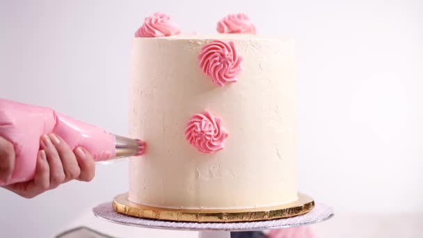 Bäcker Piping Pastell Farbe Buttercreme Rosetten Auf Einem Weißen Kuchen — Stockvideo