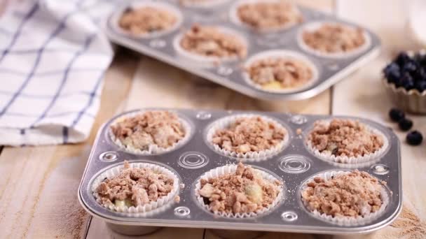 Scooping Kaneel Suiker Topping Blueberry Muffin Beslag — Stockvideo