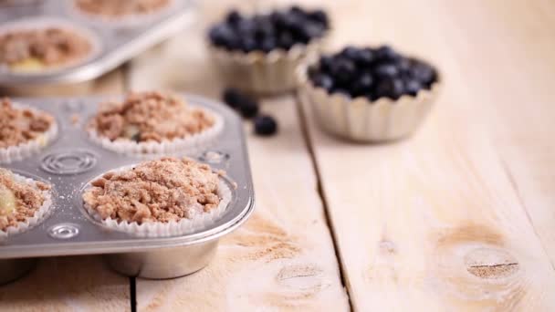 Scooping Kaneel Suiker Topping Blueberry Muffin Beslag — Stockvideo