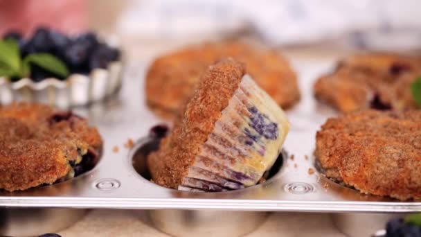 Muffins Aux Myrtilles Sortis Four Avec Garniture Cannelle Sucre — Video