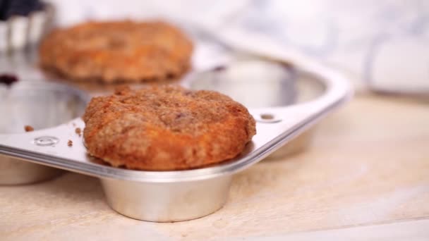 Fora Forno Muffins Mirtilo Com Canela Cobertura Açúcar — Vídeo de Stock