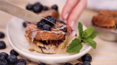 Fırın yaban mersinli kek tarçın ve Şeker Tepesi ile Out.