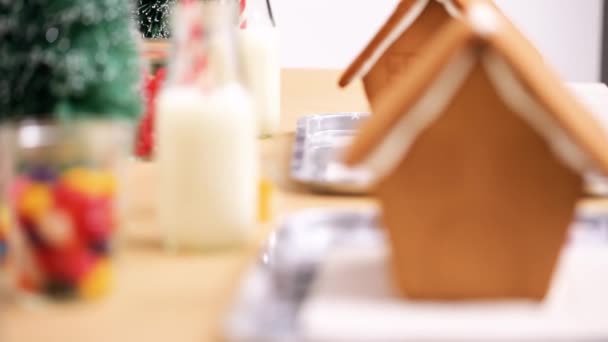 Fiesta Niños Para Decorar Pequeñas Casas Jengibre Con Caramelos — Vídeo de stock