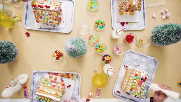 Acostado Paso Paso Niños Decorando Pequeñas Casas Pan Jengibre Fiesta — Vídeo de stock