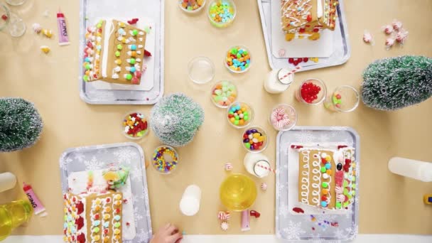 Flat Lag Stap Voor Stap Kinderen Versieren Kleine Ontbijtkoek Tijdens — Stockvideo