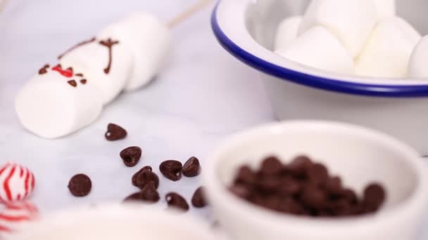 Steg För Steg Att Göra Marshmallow Snögubbe Pinnar Varm Choklad — Stockvideo