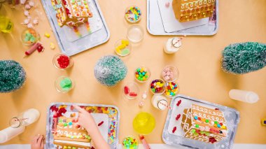 Düz yatıyordu. Noel dekorasyon küçük gösterişli evler çocuklar parti zanaat.