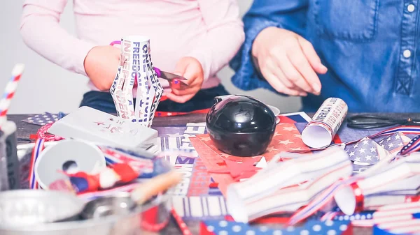 Passo Passo Mãe Filha Fazendo Fogos Artifício Papel Para Celebração — Fotografia de Stock