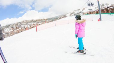 Steamboat Springs, Colorado, ABD-9 Aralık 2018 - Küçük kız kayak yapmayı öğreniyor.