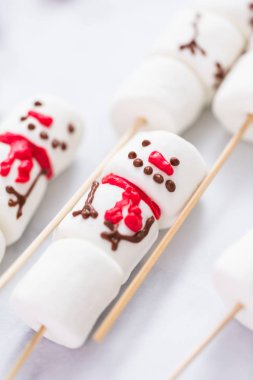 Görünümü kapatın. Hatmi kardan adamlar sıcak chocate içki için sopa üzerinde.