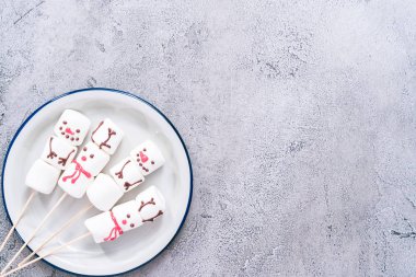 Düz yatıyordu. Hatmi kardan adam ve raindeer sıcak chocate içki için sopa üzerinde.