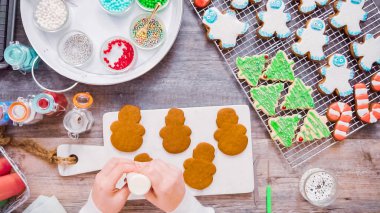 Düz yatıyordu. Adım adım. Noel için Kraliyet buzlanma ile Gingerbread ve şeker çerezleri dekorasyon.