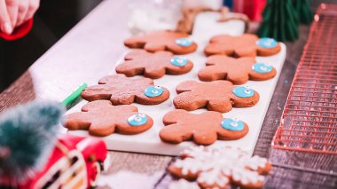 Adım adım. Kraliyet buzlanma ile Gingerbread çerezleri dekorasyon.