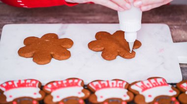 Adım adım. Kraliyet buzlanma ile Gingerbread çerezleri dekorasyon.