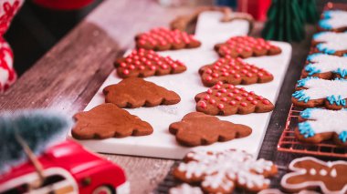 Adım adım. Kraliyet buzlanma ile Gingerbread çerezleri dekorasyon.