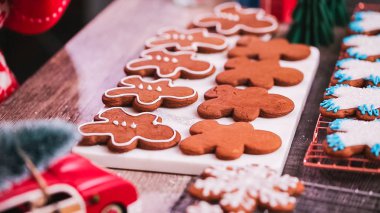 Adım adım. Kraliyet buzlanma ile Gingerbread çerezleri dekorasyon.